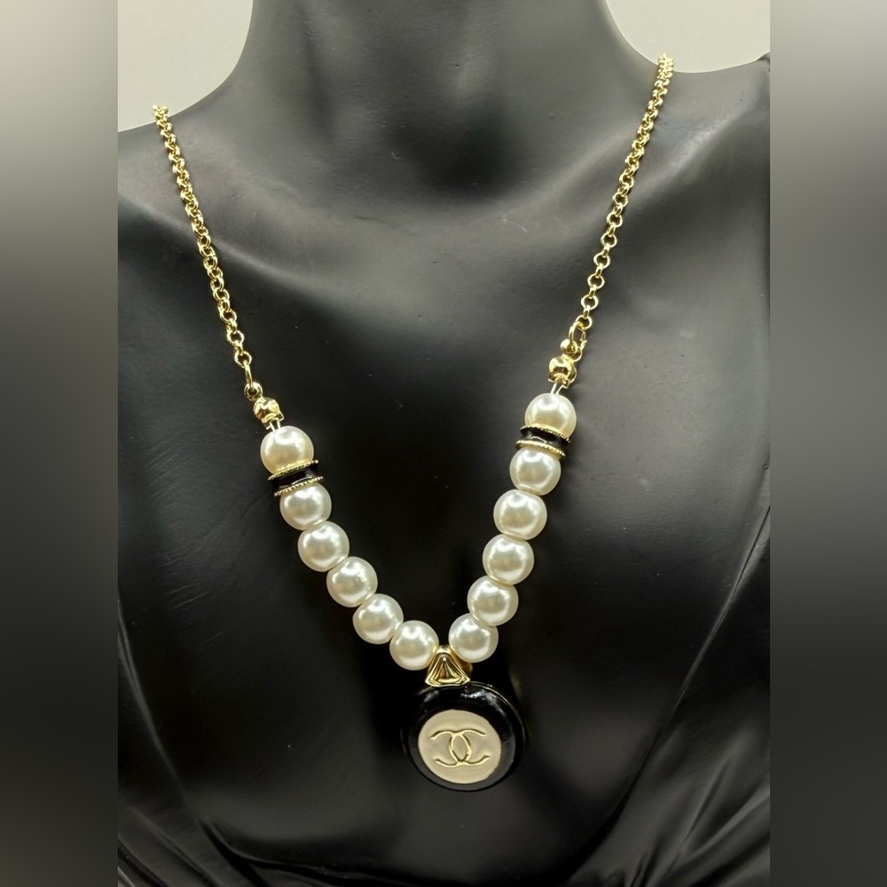 Elegant C logo pendant necklace gold tone chain pearls stainless steel NEW - Picture 3 of 8